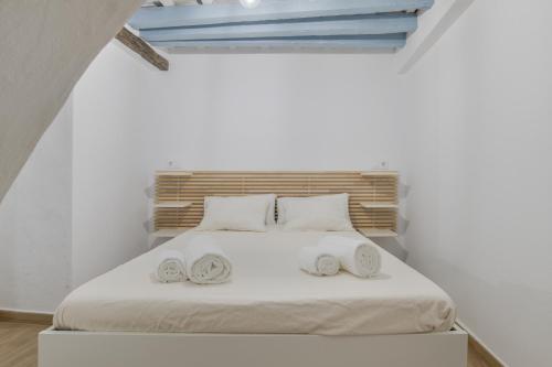 a bedroom with a bed with two towels on it at Casita Luna in Vejer de la Frontera