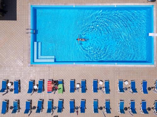 an overhead view of a swimming pool with a bunch of chairs at Agri-Hotel Da Marianna Resort & Spa in Santa Domenica Vittoria