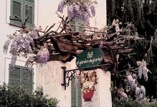 a sign with a wreath of flowers on a building at Al Giardino degli Artisti in Cairo Montenotte