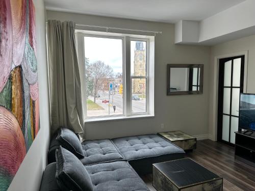 Posezení v ubytování Furnished Simcoe Lofts