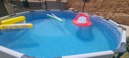 QuemadaにあるCasa Rural Ribera del Dueroのおもちゃが入ったおもちゃのプール