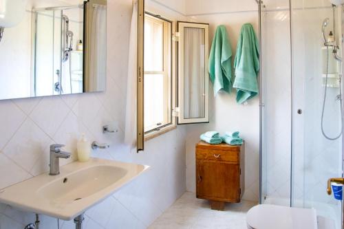 a bathroom with a sink and a shower at Agriturismo La Genziana in Alghero