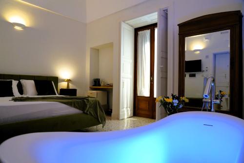 Postel nebo postele na pokoji v ubytování Palazzo Sozzi Luxury - ANTICO SPLENDORE nel CUORE di OSTUNI