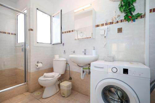 アイギナにあるThe heart of Aegina 4のバスルーム(トイレ、洗面台、洗濯機付)