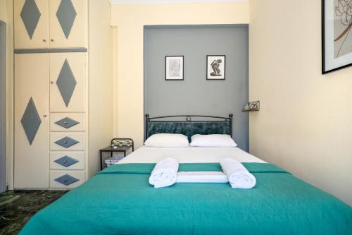 アイギナにあるThe heart of Aegina 4のベッドとタオル2枚のある寝室