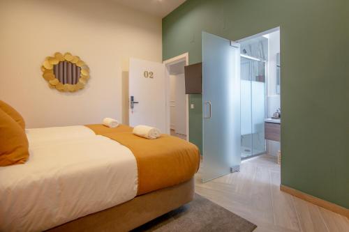 Letto o letti in una camera di Guest House Jacarandá Faro
