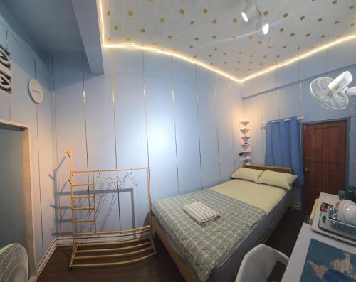 バンコクにある100 Luxury Studio Apartment with private balconyの青い壁のベッドルーム1室(ベッド1台付)