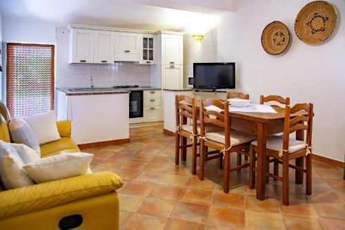 a kitchen and dining room with a table and chairs at Agriturismo La Genziana in Alghero