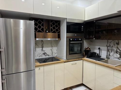 Kuchyň nebo kuchyňský kout v ubytování HONEYMOON APARTMAN