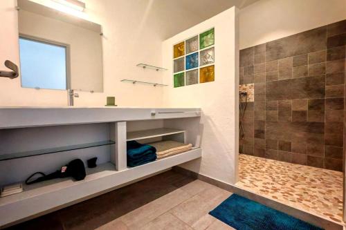 Un baño de Villa Babet Grand Loft Piscine & Jacuzzi privés