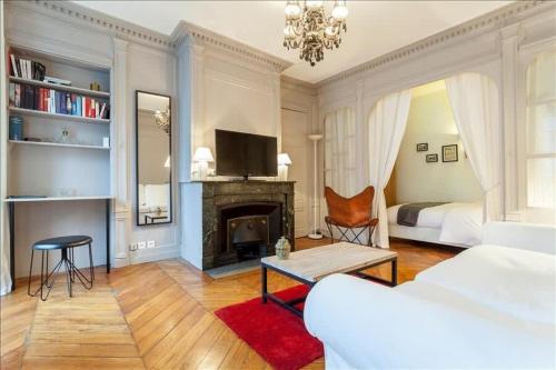 - un salon avec un lit et une cheminée dans l'établissement Colombe - Furnished apartment - Downtown Lyon, à Lyon
