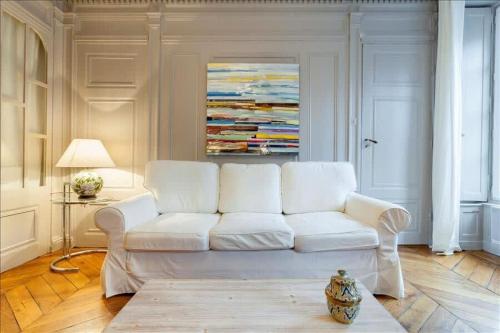 un salon avec un canapé blanc et une table dans l'établissement Colombe - Furnished apartment - Downtown Lyon, à Lyon