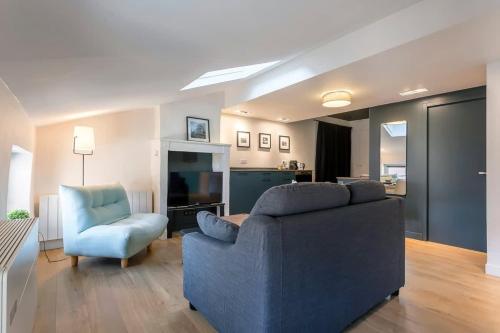 un salon avec un canapé et une chaise dans l'établissement Garet - Furnished apartment - Downtown Lyon, à Lyon