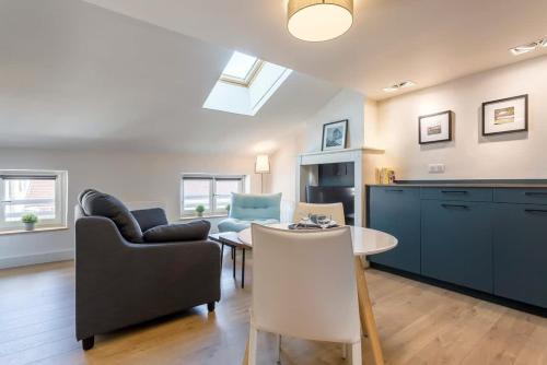 un salon avec un canapé et une table dans l'établissement Garet - Furnished apartment - Downtown Lyon, à Lyon