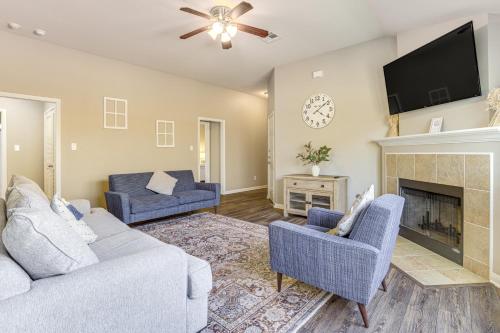Una televisión o centro de entretenimiento en Pet-Friendly Texas Retreat with Fenced-In Yard!