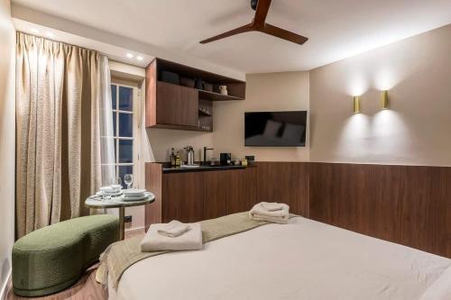 une chambre avec un grand lit et une télévision dans l'établissement Zola - Furnished apartment - Downtown Lyon, à Lyon