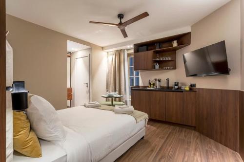 une chambre avec un lit et une télévision à écran plat dans l'établissement Zola - Furnished apartment - Downtown Lyon, à Lyon