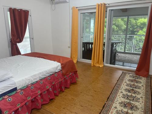 ein Schlafzimmer mit einem Bett und einem Balkon in der Unterkunft I Love Villa Victoria Resort in Victoria