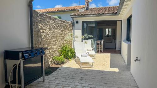 Dans le centre village de Sainte Marie de Ré, charmante location entièrement rénovée