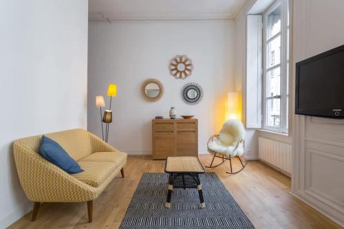 un salon avec un canapé et une télévision dans l'établissement Patchwork - Furnished apartment - Downtown Lyon, à Lyon