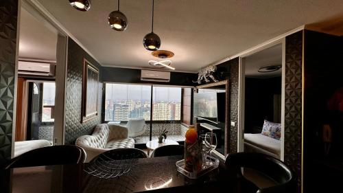 Χώρος καθιστικού στο Amy Apartment frente al metro Irarrazaval