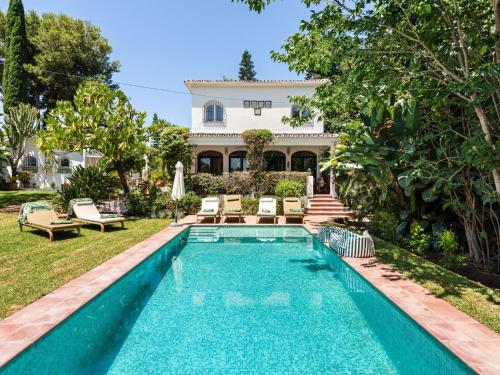 Villa Sophora, Luxury Getaway in Prime Location near Puerto Banus with heated pool