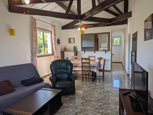 un salon avec un canapé et une table dans l'établissement villa relax, à Ascain