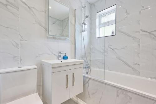 Ένα μπάνιο στο 5BDR Apartment By Homestyles Hosts Short Lets & Serviced Accommodation Widford With Free WiFi & Free Parking