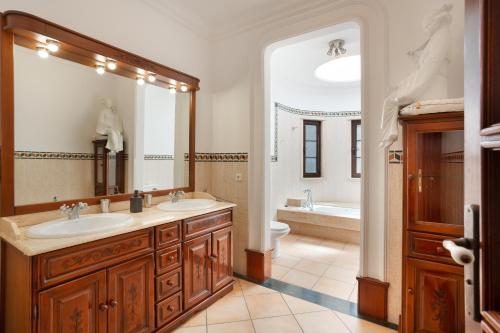 a bathroom with two sinks and a large mirror at Finca Bellavista in Teguise
