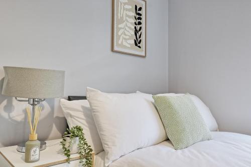 Ένα ή περισσότερα κρεβάτια σε δωμάτιο στο 5BDR Apartment By Homestyles Hosts Short Lets & Serviced Accommodation Widford With Free WiFi & Free Parking