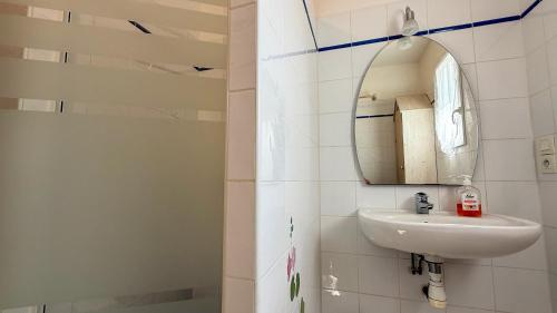 une salle de bain avec un lavabo et un miroir dans l'établissement Agréable maison proche plage, à La Couarde-sur-Mer