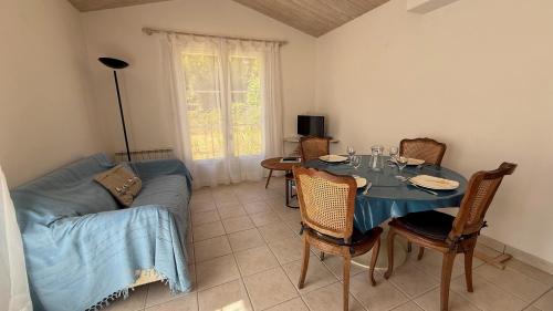 un salon avec une table et un canapé dans l'établissement Agréable maison proche plage, à La Couarde-sur-Mer
