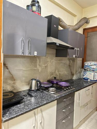Η κουζίνα ή μικρή κουζίνα στο 2BHK CASA STaYS