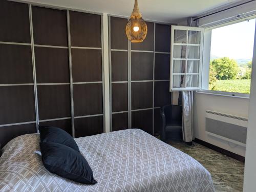 une chambre avec un lit avec un oreiller et une fenêtre dans l'établissement villa relax, à Ascain