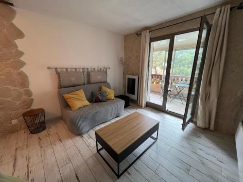 un salon avec un canapé et une table dans l'établissement Très joli studio climatisé pour 1 couple, à La Londe-les-Maures