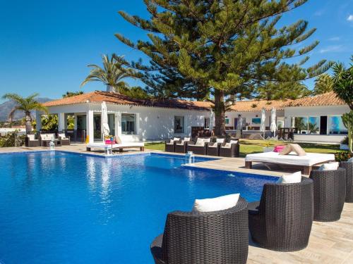 Piscina de la sau aproape de Villa de lujo en Marbella para eventos con servicios exclusivos - ES-175-2