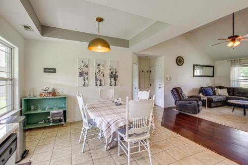 Ruang duduk di 13 Mi to Chattanooga Family Home with Backyard!