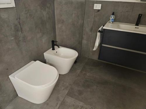 a bathroom with a toilet and a sink at BEI SOGNI LUXURY in centro, con parcheggio in convenzione in Cosenza