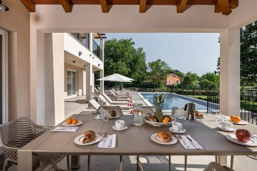 un tavolo con del cibo sopra in un patio di Casa Olé - City Villa Labin a Labin