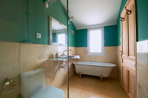 a bathroom with a tub and a toilet and a sink at Castell Granadella in L'Ampolla