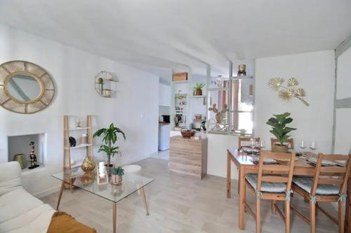 un salon avec une table et une cuisine dans l'établissement Le Savana - Rénové & Centre-ville, à Bourges