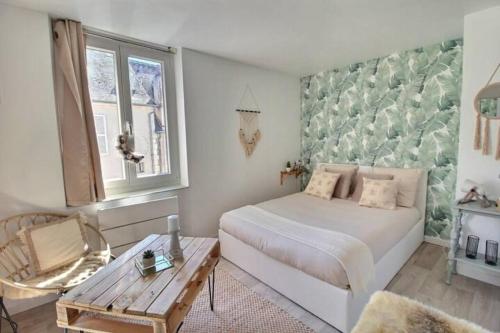 une chambre avec un lit, une table et une fenêtre dans l'établissement Le Savana - Rénové & Centre-ville, à Bourges