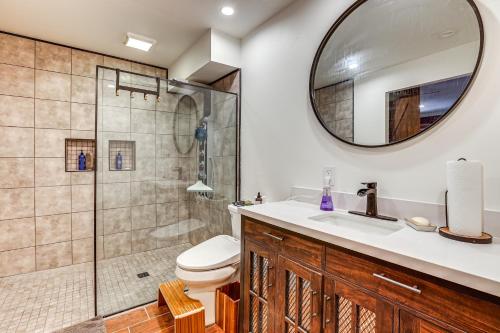 Ένα μπάνιο στο 3 Mi to Lake Arrowhead Village Dog-Friendly Cabin