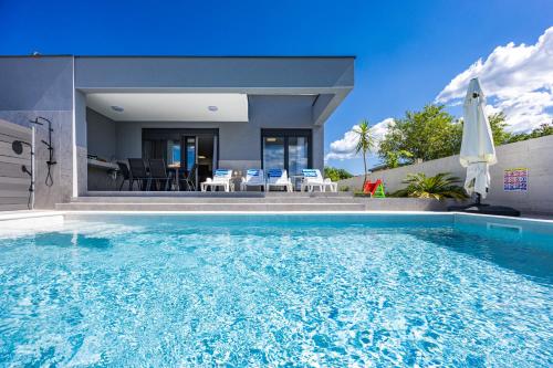 Modern Family Villas with Private Pool - Mia & Teo