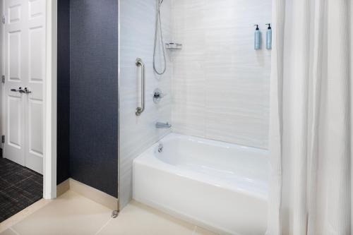 Ένα μπάνιο στο Residence Inn Rochester Henrietta