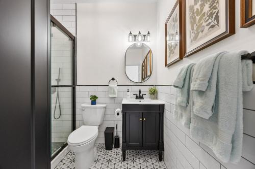 Ένα μπάνιο στο 3BR Brownstone near Subway & Columbia Uni