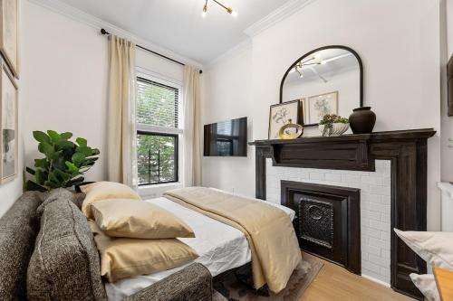 Ένα ή περισσότερα κρεβάτια σε δωμάτιο στο 3BR Brownstone near Subway & Columbia Uni