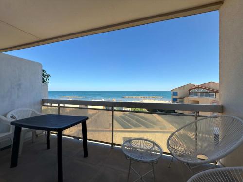 Photo de la galerie de l'établissement Appartement Vue Mer avec Terrasse, a Deux Pas de la Plage, à Valras-Plage