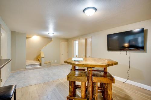 Televisyen dan/atau pusat hiburan di Spacious Family Villa with Decks in Chilton!