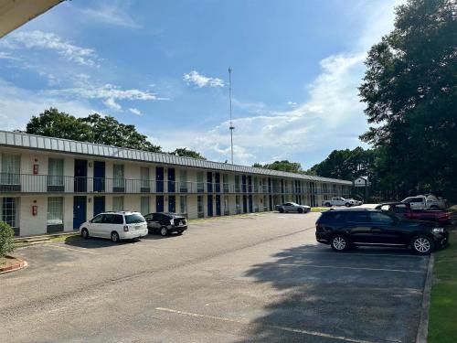 a large building with cars parked in a parking lot at Motel 6-West Monroe, LA in West Monroe